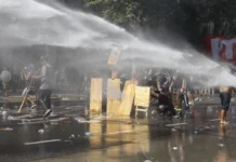CGT y CTA marcharon contra la reforma laboral y hubo incidentes entre la policía y manifestantes