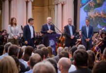 Kicillof encabezó el inicio de la restauración integral del Teatro del Lago en La Plata