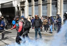 Vuelve la violencia a La Paz con choques entre manifestantes y policías