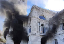 Militantes del MTE prendieron fuego la municipalidad de La Plata