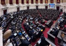 Con apoyo del PRO y la UCR, el oficialismo logró aplazar la interpelación contra Adorni
