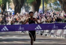 El etíope Yomif Kejelcha batió el récord mundial de 21k al ganar la media maratón de Buenos Aires