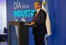 Día de la Industria: La UIA criticó al Gobierno y Caputo dijo que los empresarios “venden caro”