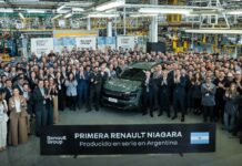 Renault presentó en Córdoba su nueva pickup y Llaryora pidió cuidar a la industria